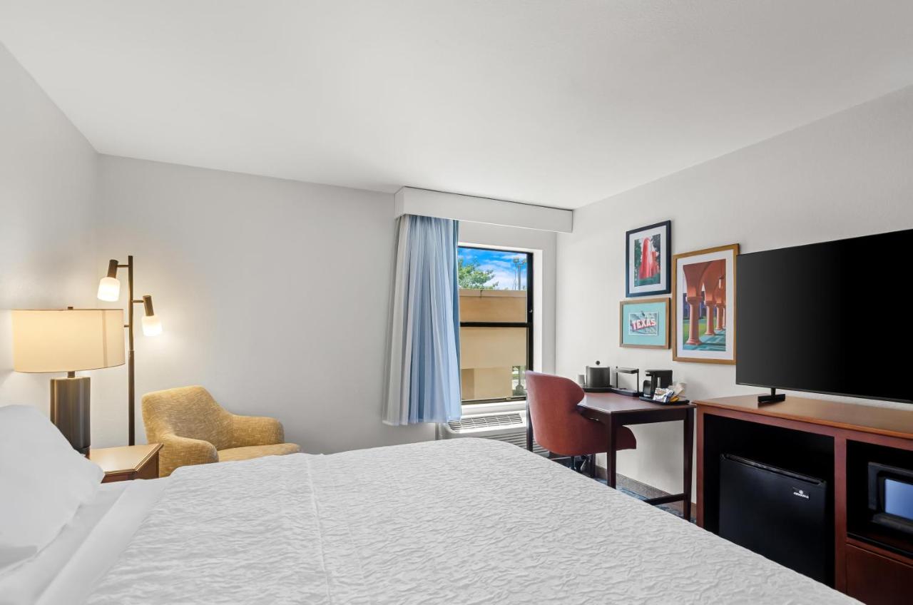 Hampton Inn Houston-Willowbrook Mall photo 2