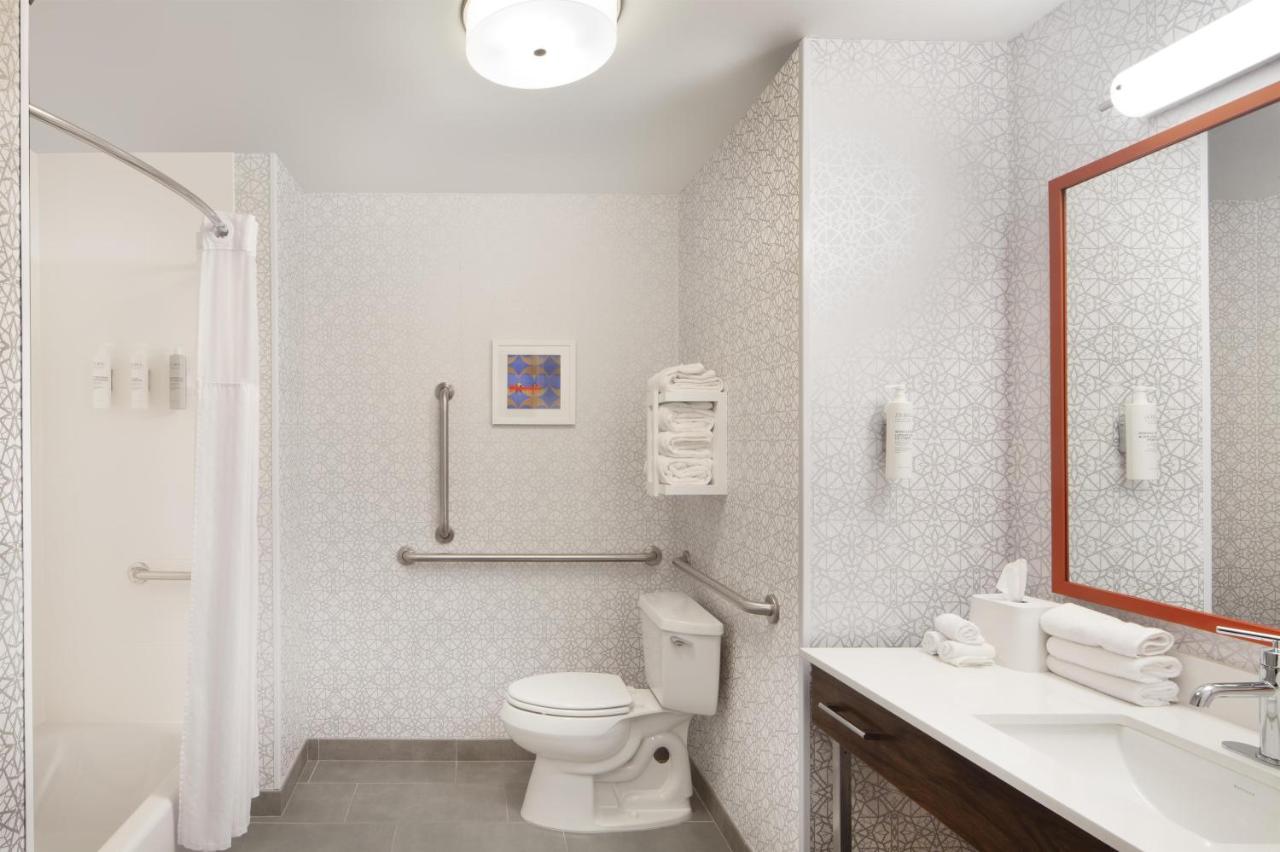Hampton Inn & Suites Cleveland-Mentor photo 2