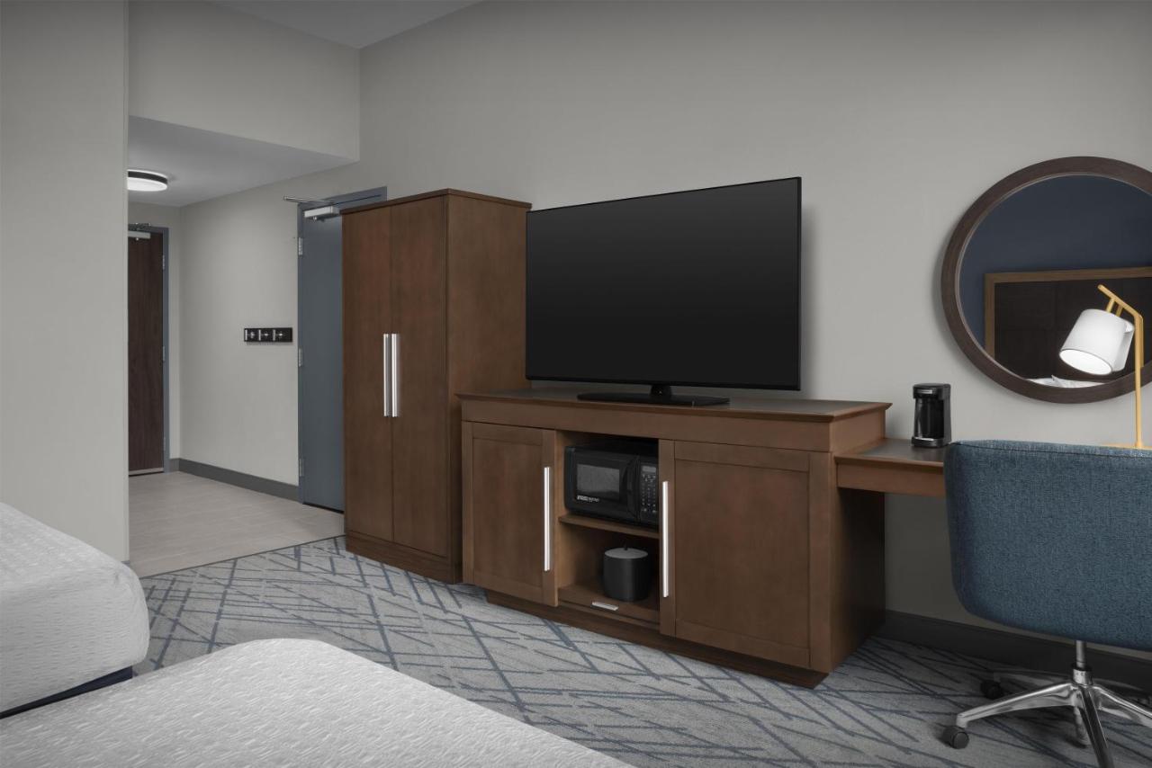 Hampton Inn Indianapolis Dwtn across from Circle Centre photo 2
