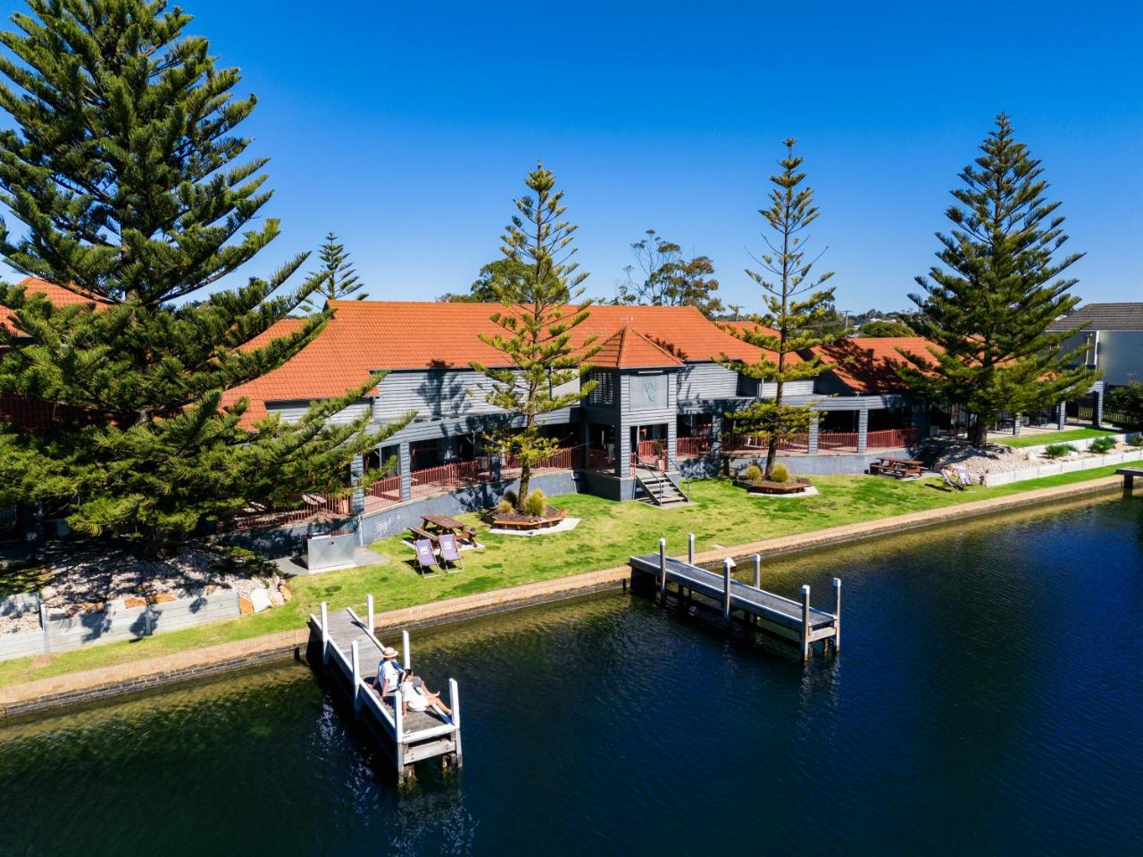 Mariners Cove Waterfront Motel and Apartments