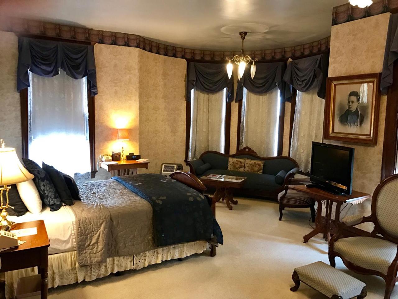The Redstone Inn and Suites photo 2