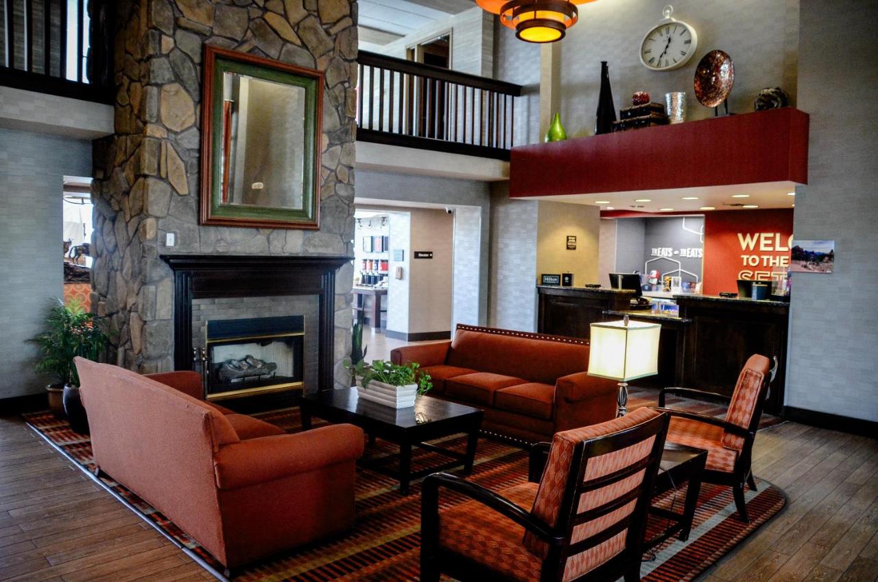Hampton Inn & Suites Flagstaff-West/NAU photo 2