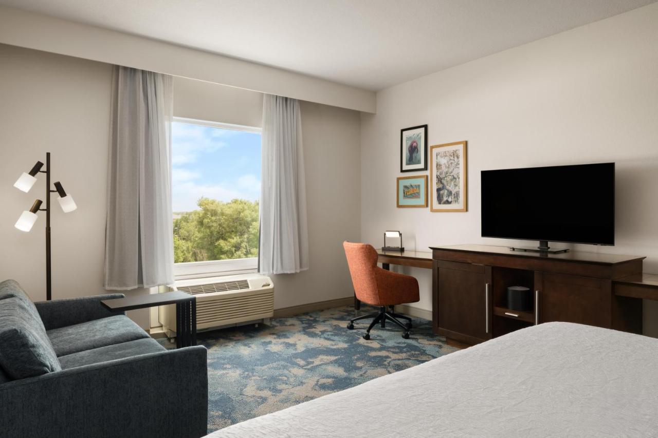 Hampton Inn & Suites DeLand photo 4