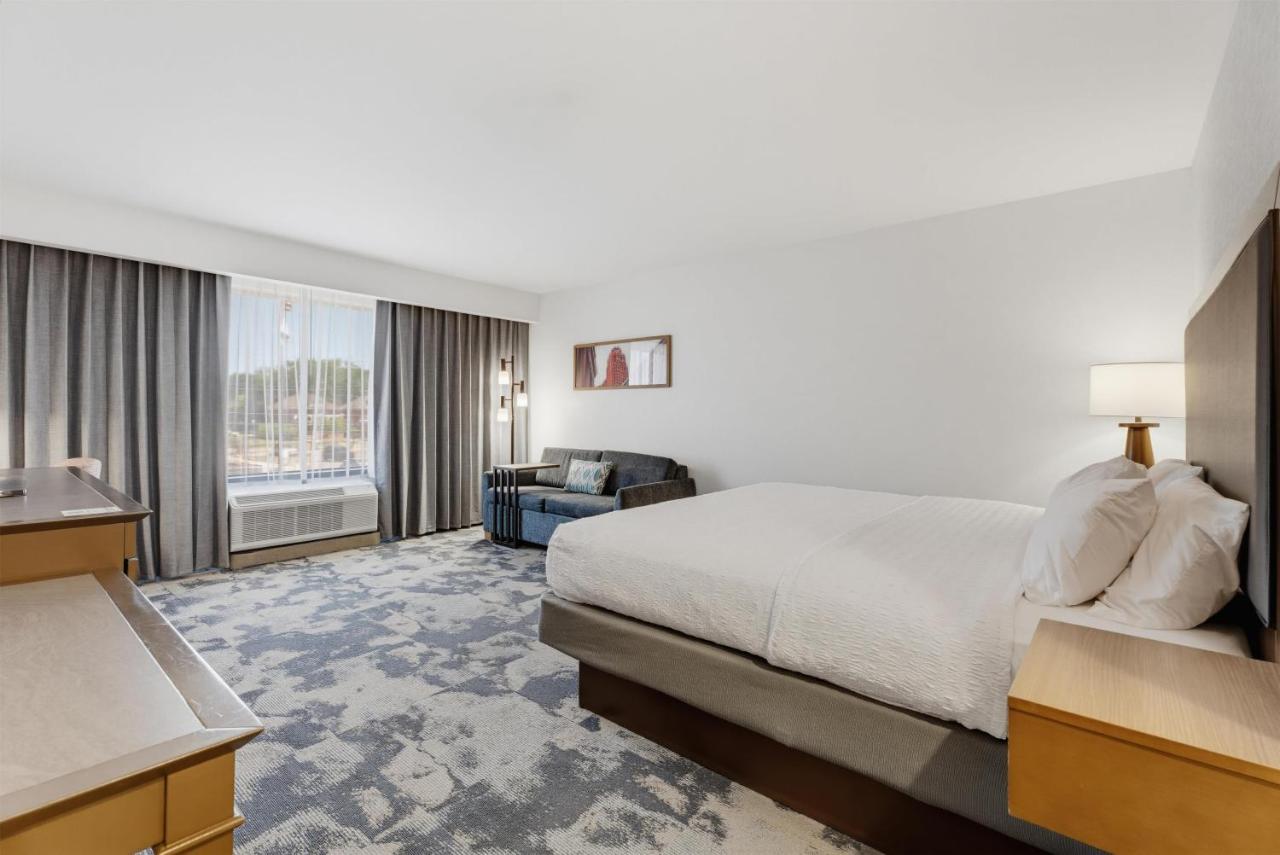 Hampton Inn Detroit/Dearborn photo 2