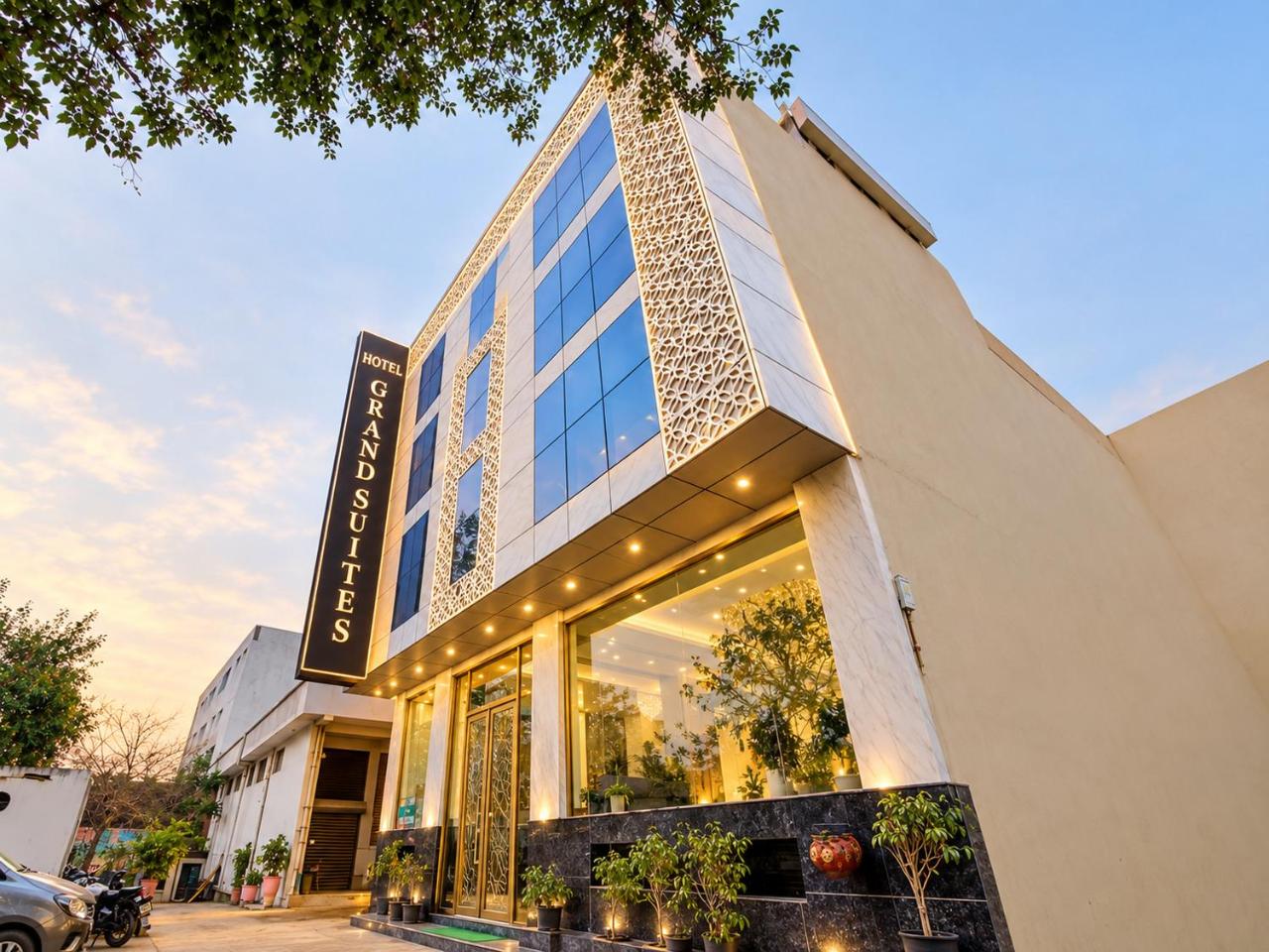 Hotel Grand Suites by D'Capitol - Near IGI Airport