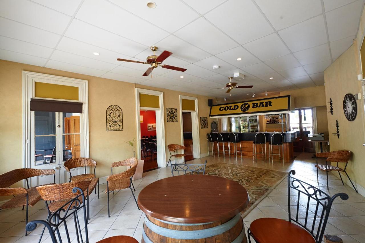 Commercial Hotel photo 2