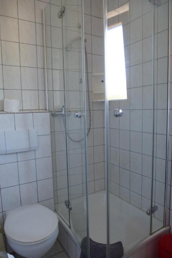Dreibettzimmer mit Dusche
