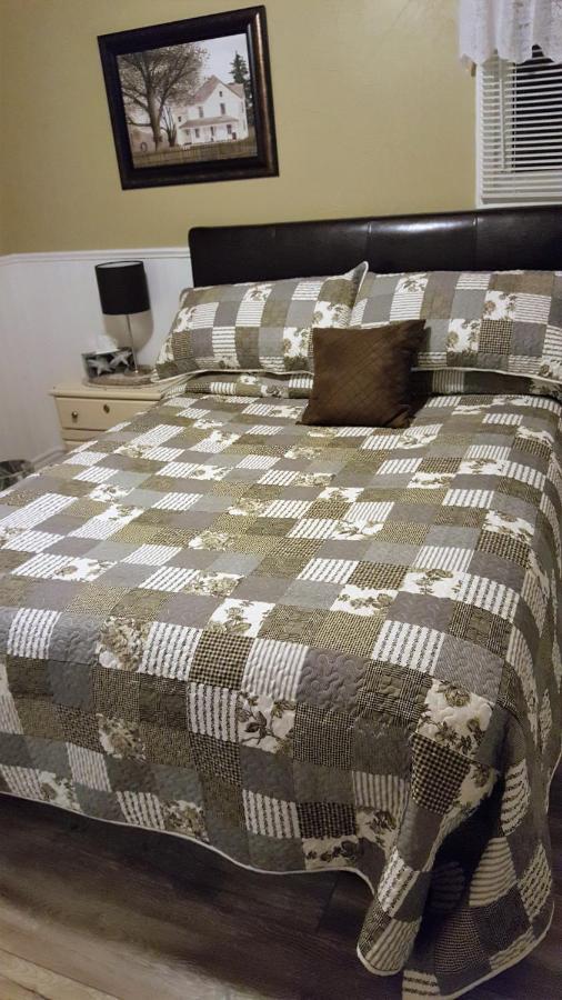 Zimmer mit Queensize-Bett und Gartenblick