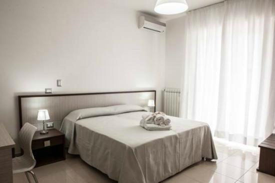 Zimmer mit Queensize-Bett und Balkon