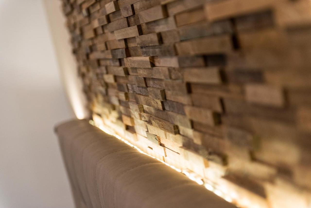 Deluxe King Room-Wood
