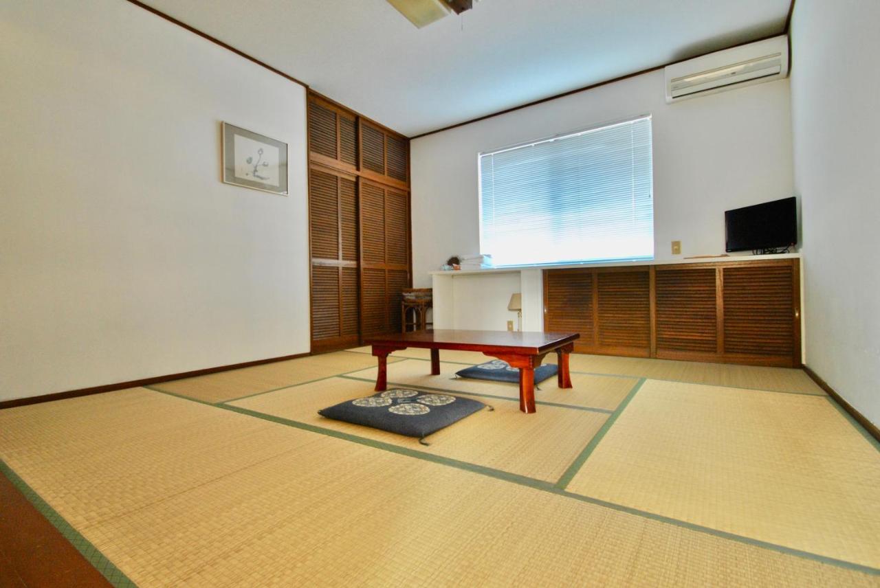 Habitación de estilo japonés con baño compartido