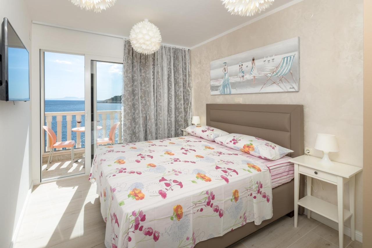 B&B Hvar - Superb Beachfront Luxury Seaview with Private Beach - Bed and Breakfast Hvar