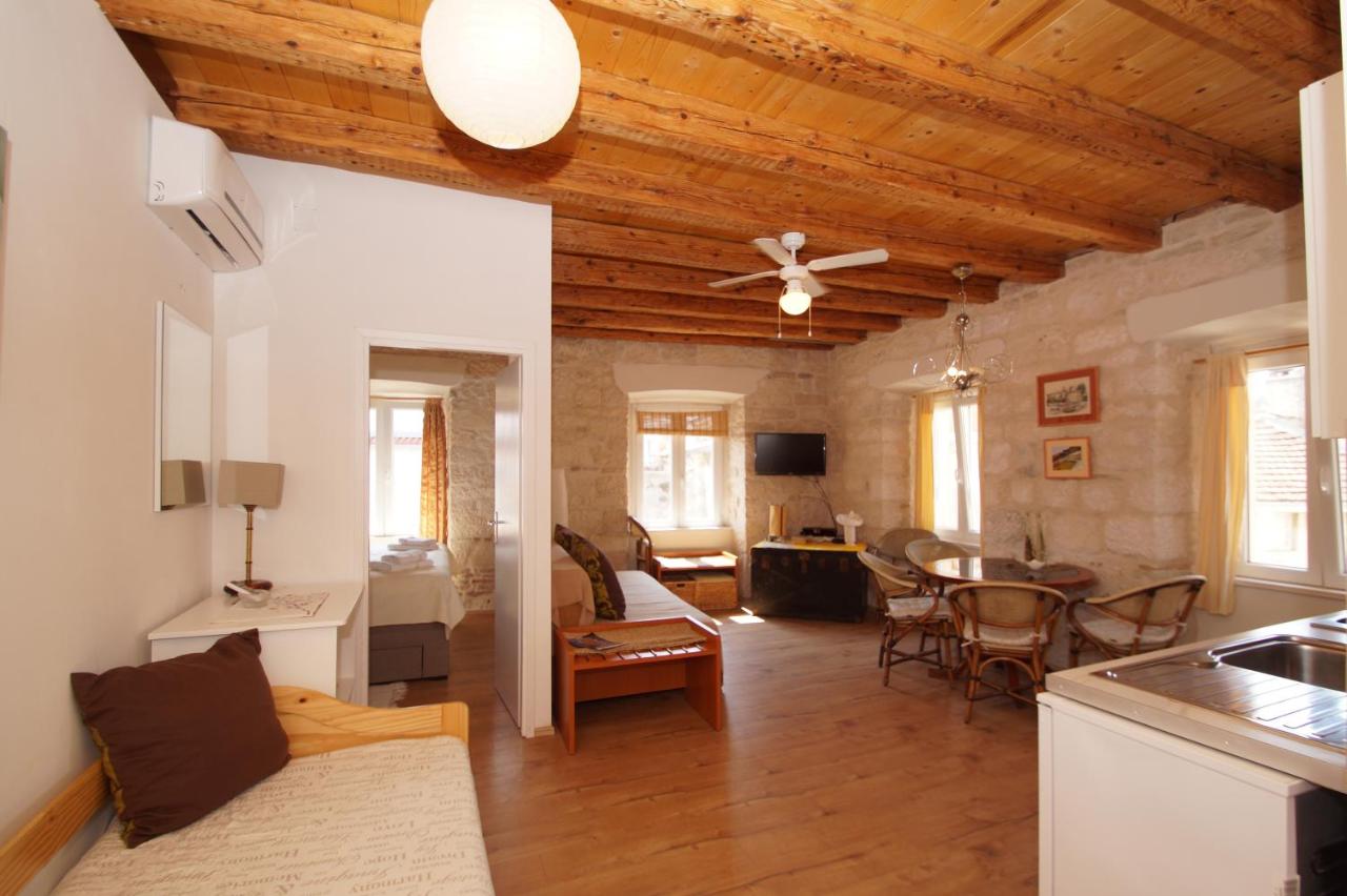 Deluxe One-Bedroom Apartment