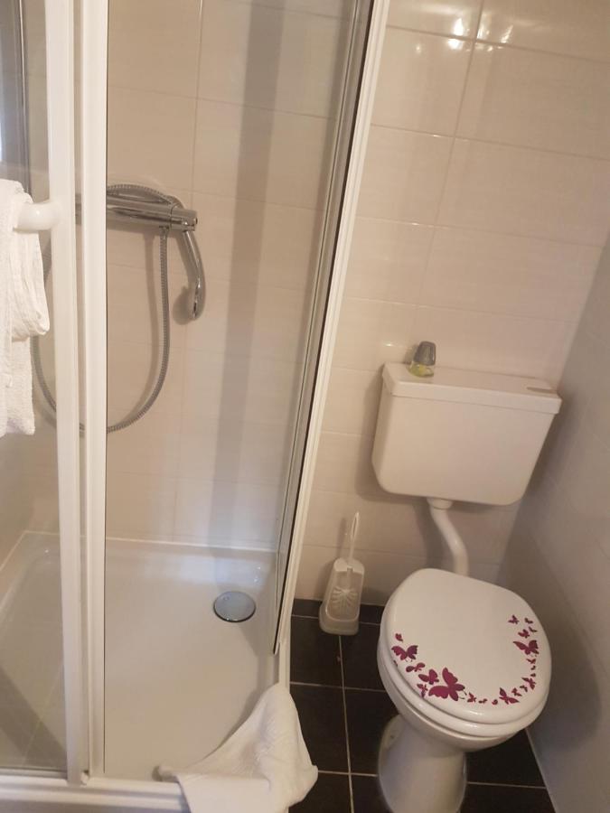 Camera Matrimoniale con Bagno in Comune 