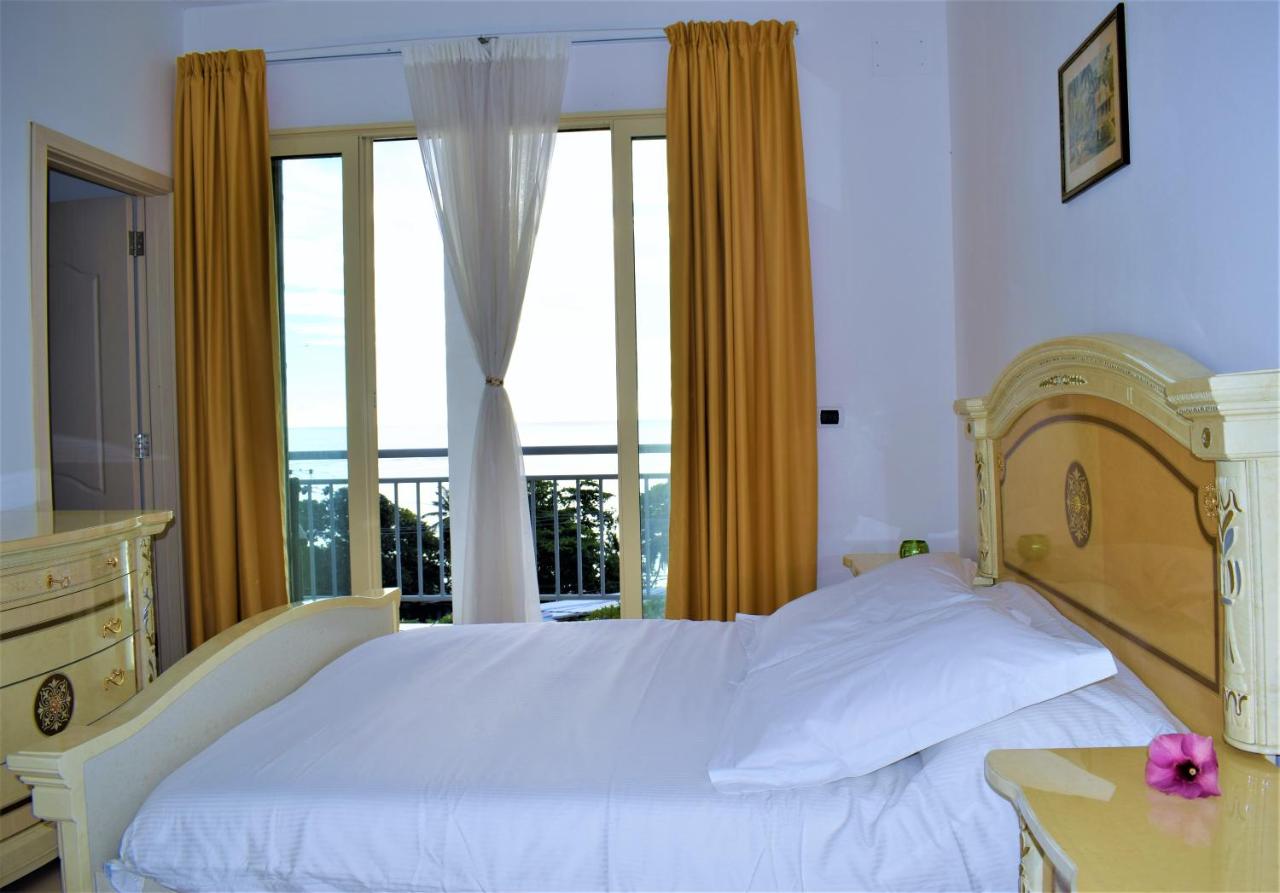 Kamer met Queensize Bed en Uitzicht op Zee