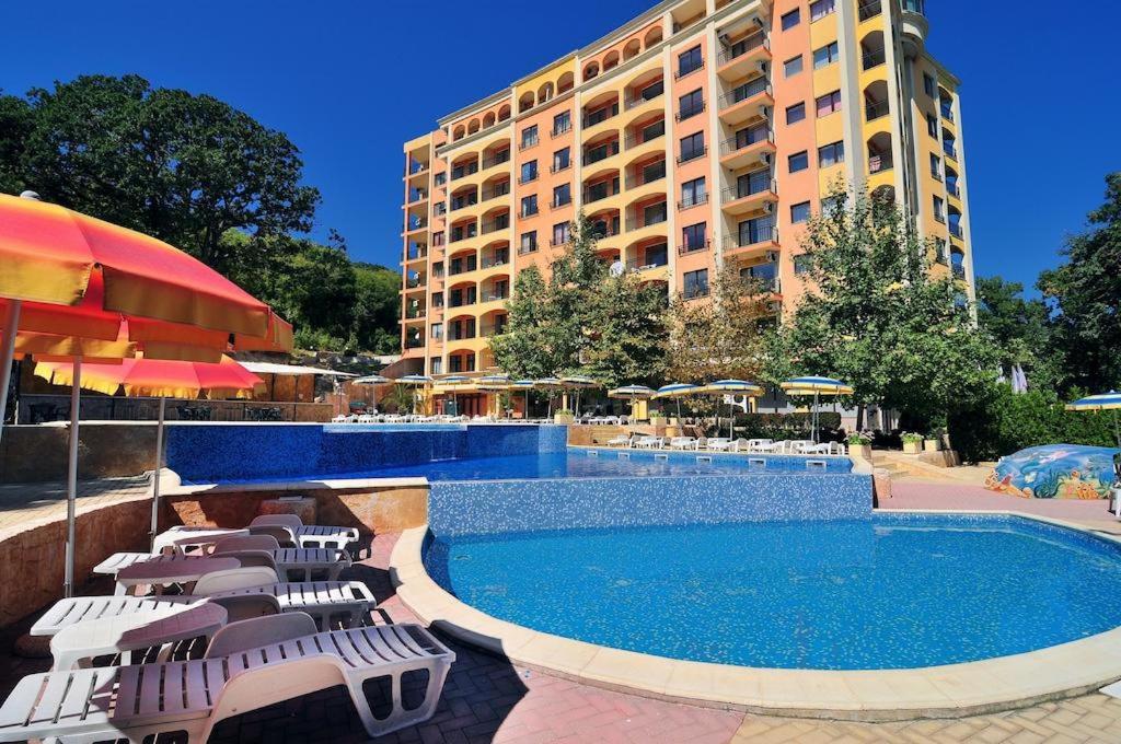 Kris Apartments at Paradise Green Park - B&B