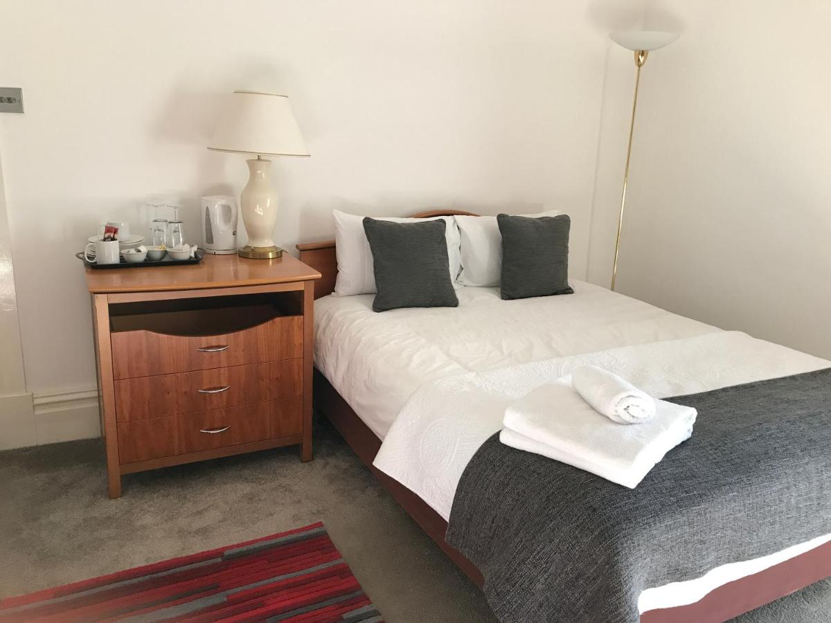 B&B Birmingham - Haya Guest House - Bed and Breakfast Birmingham