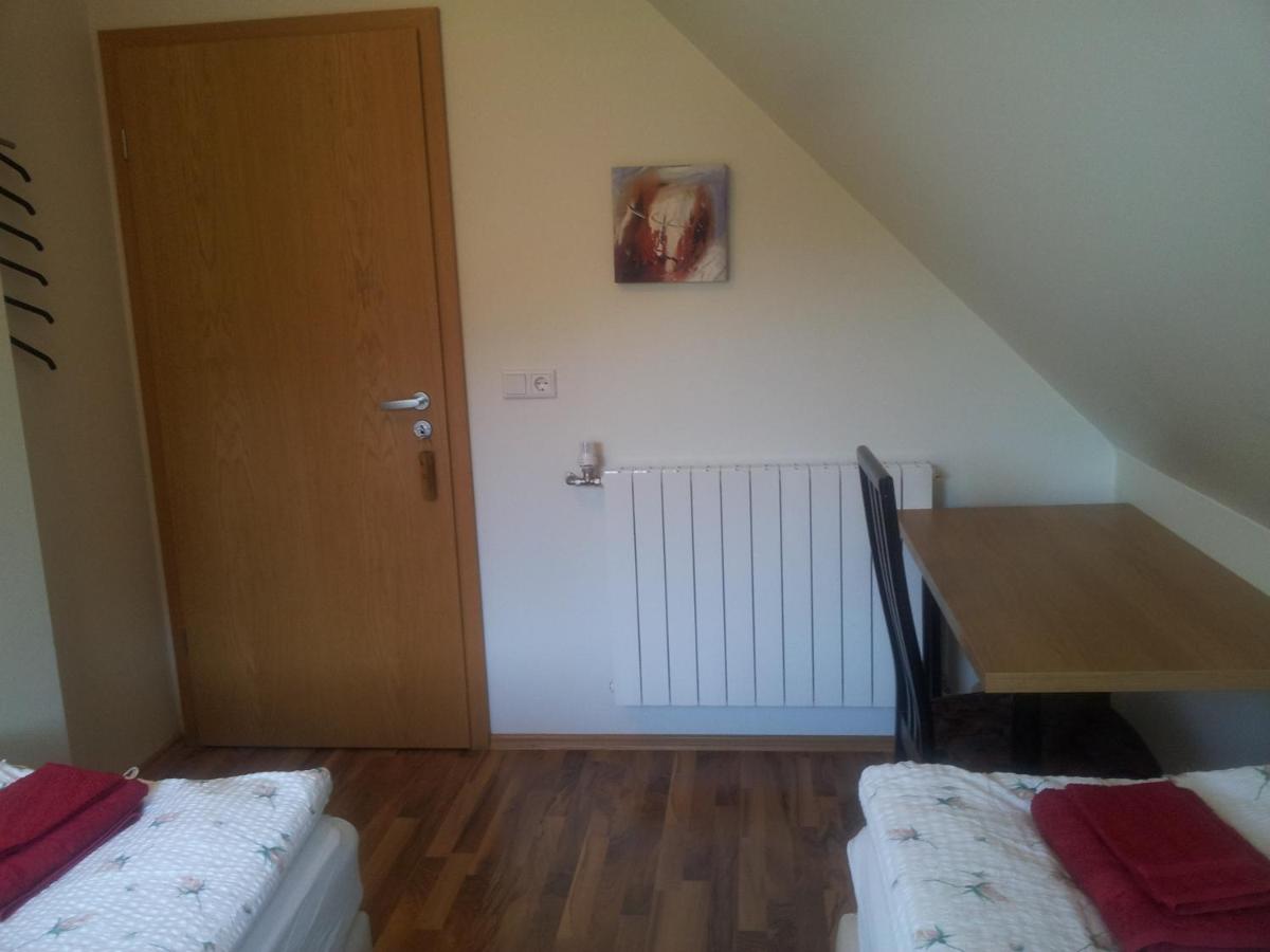 Zweibettzimmer mit Gemeinschaftsbad