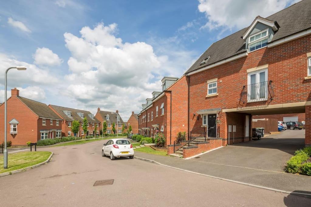 Garfield House, 3 bed house, sleeps 7, Nr Rushden Lakes, allocated parking, corporates welcome - B&B