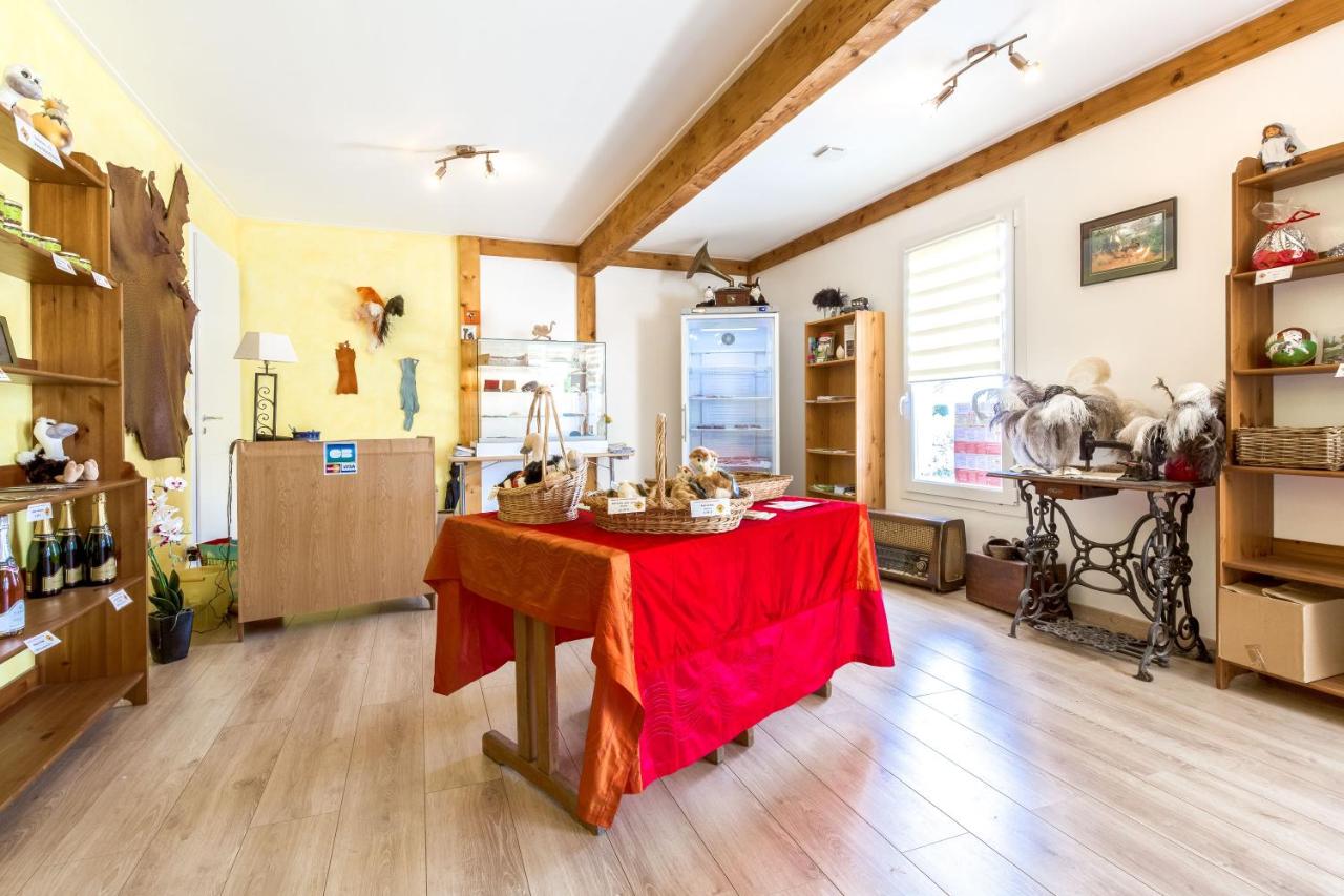 Les Roulottes-Gîtes de la Ferme de l'Autruche Dromoise - B&B