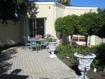 B&B Cape Town - Navona Constantia Guest Cottage - Bed and Breakfast Cape Town