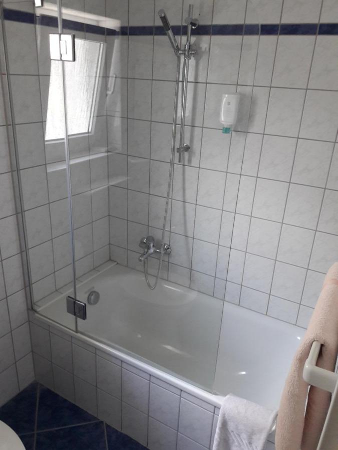 Einzelzimmer mit Badewanne
