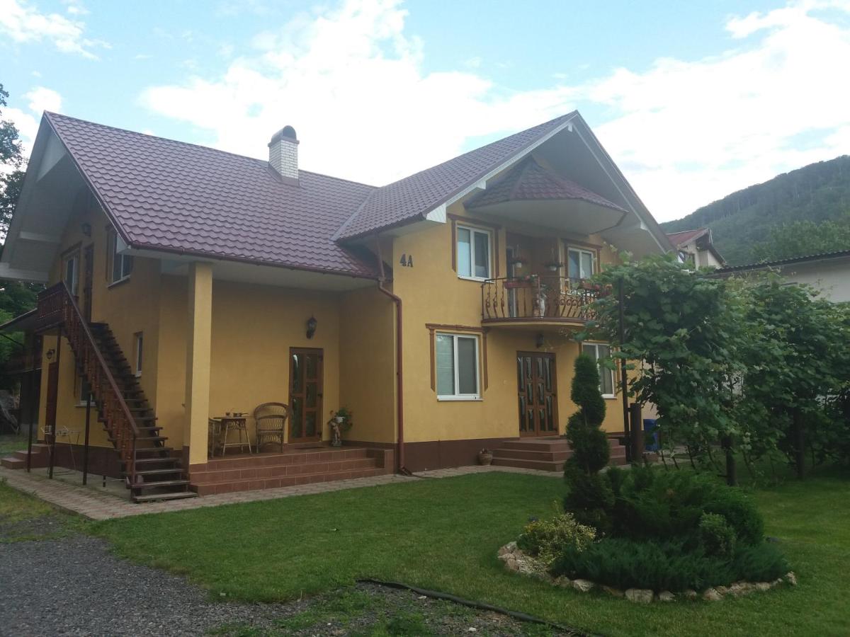 B&B Karpaty - U Lyudmily - Bed and Breakfast Karpaty