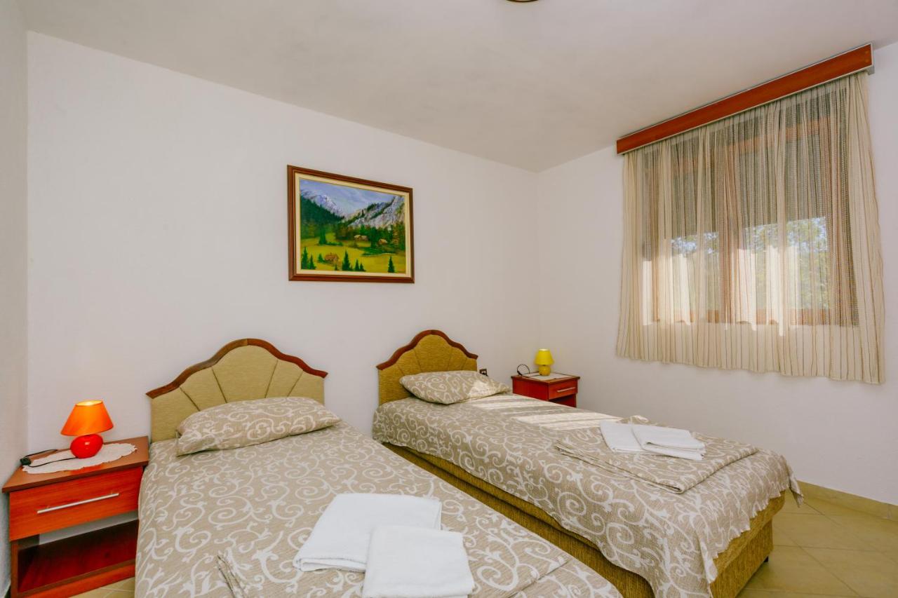 One-Bedroom Apartment with Mountain View