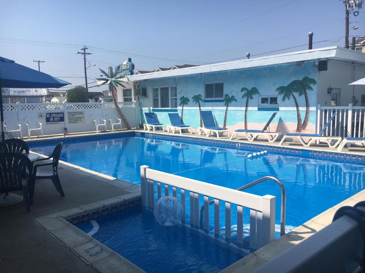 Queen Room with Pool View