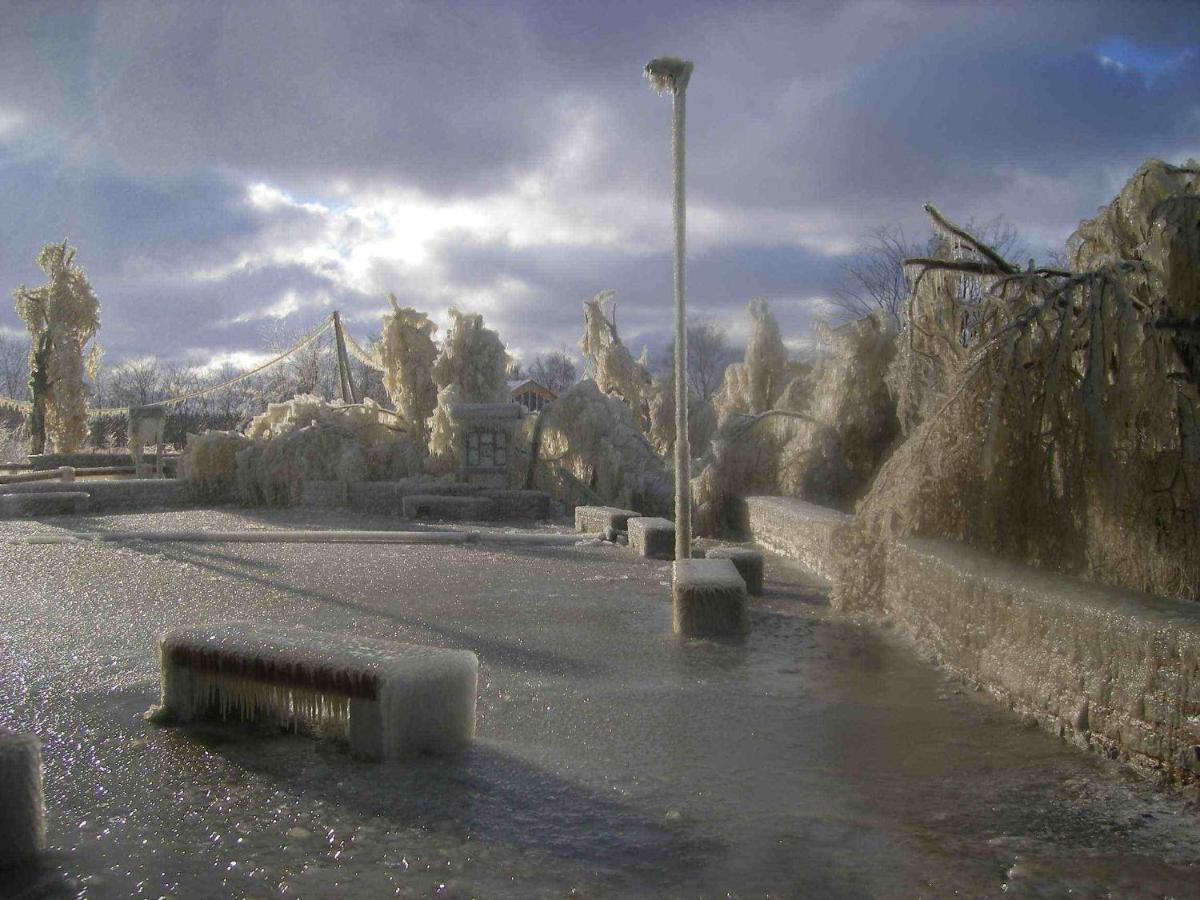 Tweepersoonskamer met 2 Aparte Bedden en Gedeelde Badkamer