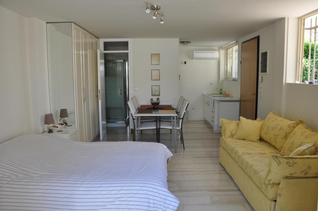 B&B Athens - Cosy Studio with Garden / Individual apartment - Bed and Breakfast Athens