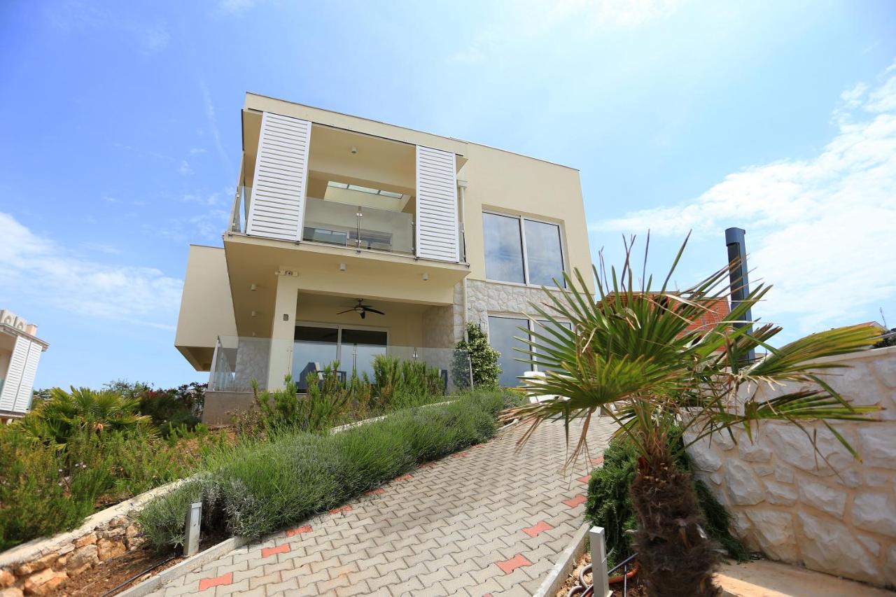 Apartamento de 2 dormitorios con terraza y vistas a la piscina