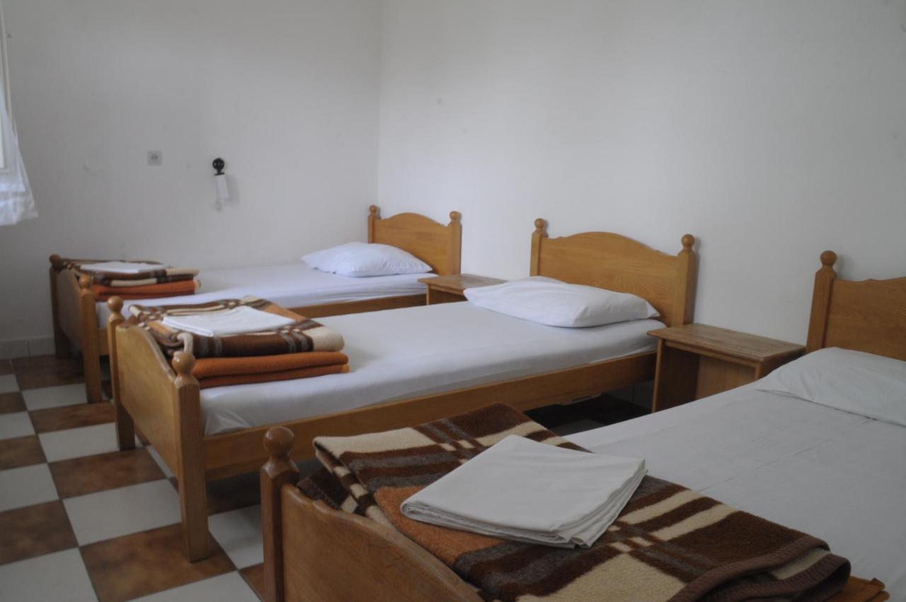 Dreibettzimmer mit Gemeinschaftsbad