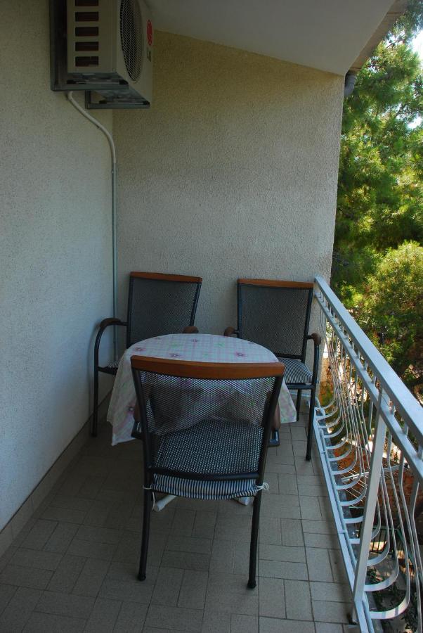 Estudio con cama extragrande y sofá cama