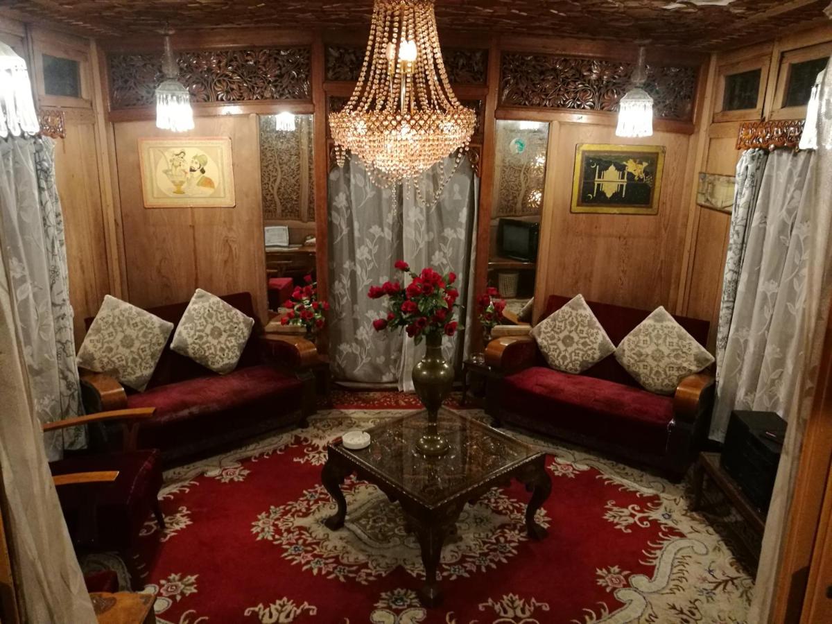 B&B Srinagar - House Boat Hardy Palace - Bed and Breakfast Srinagar