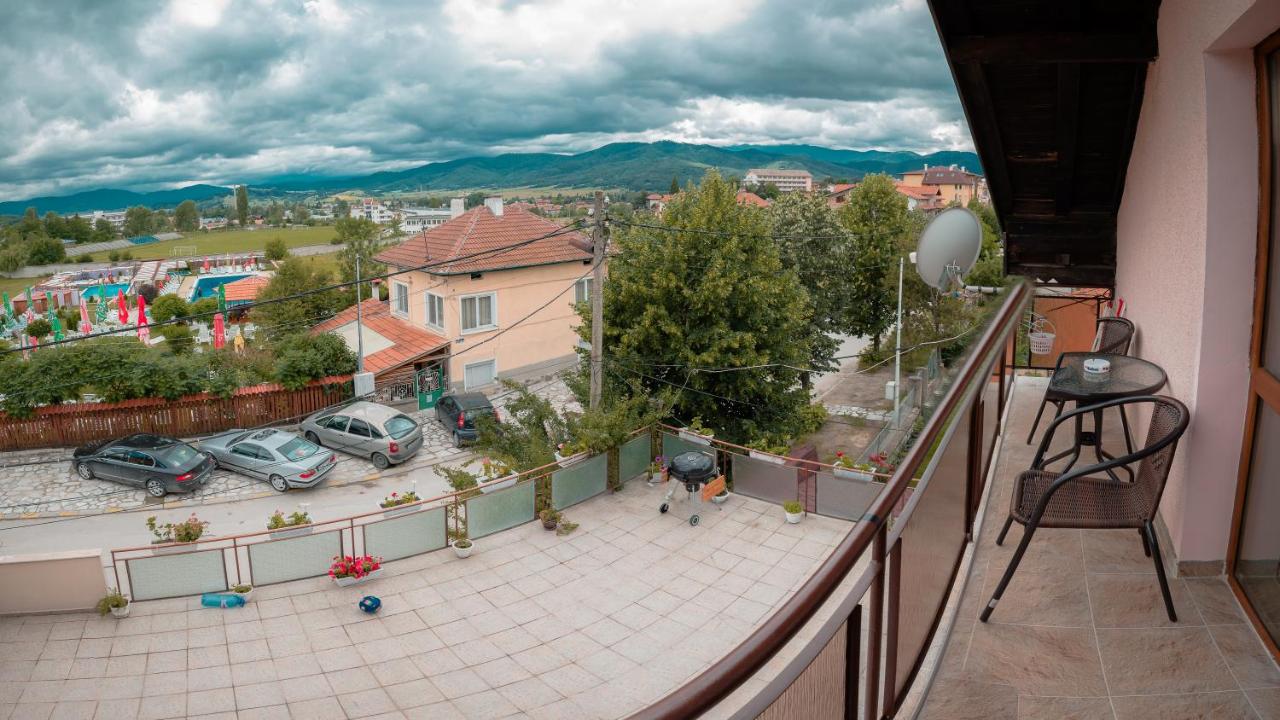 Apartment with Mountain View