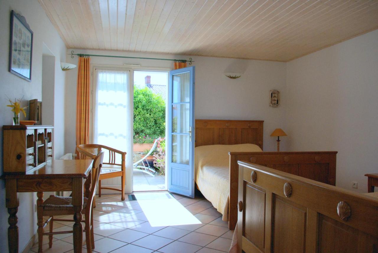 Dreibettzimmer mit Gartenblick