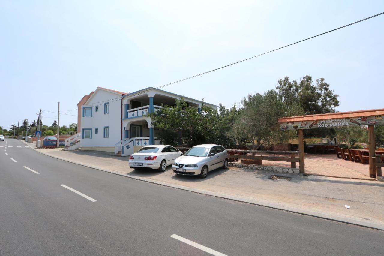 Pool Apartments Knežević - Ferienwohnung Novalja