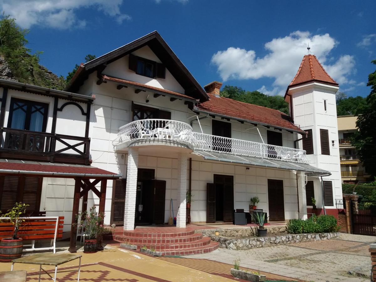 B&B Fünfkirchen - Valcsics Villa Panzió - Bed and Breakfast Fünfkirchen