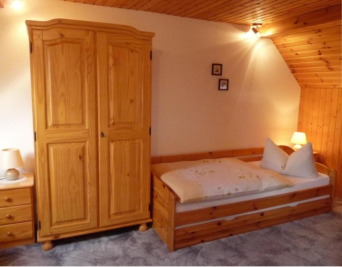 Tweepersoonskamer met 2 Aparte Bedden en een Extra Bed