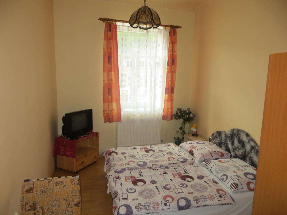 Tweepersoonskamer met 2 Aparte Bedden en Eigen Badkamer