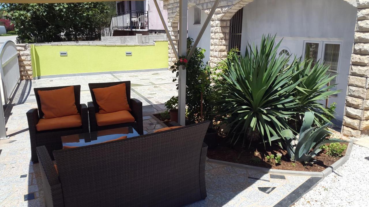 Apartmani Lamani - Bed and Breakfast Bibinje