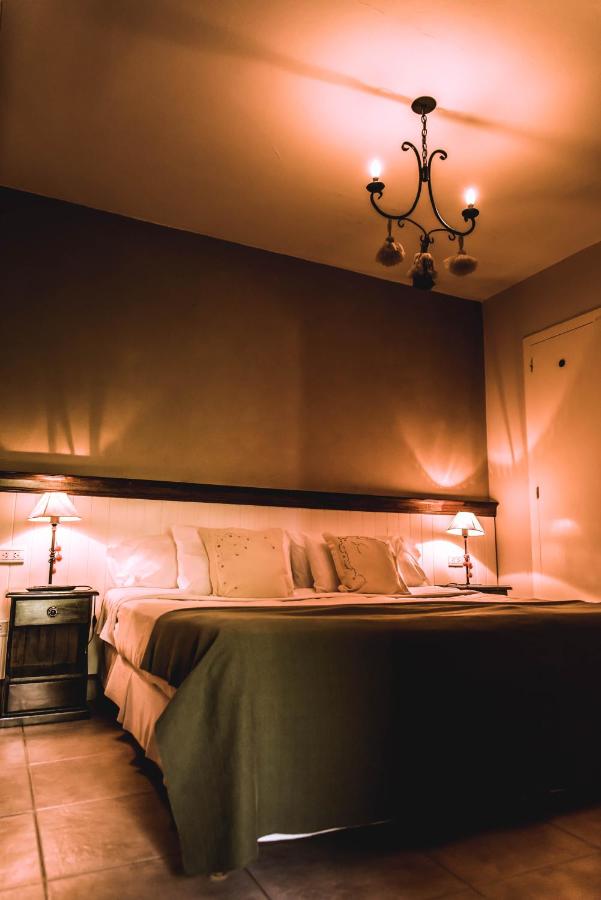 Habitación con cama extragrande.