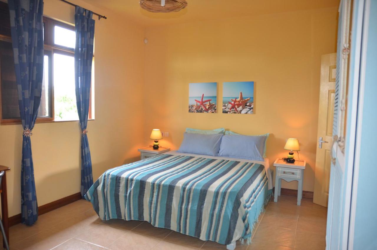 Dreibettzimmer mit Gartenblick