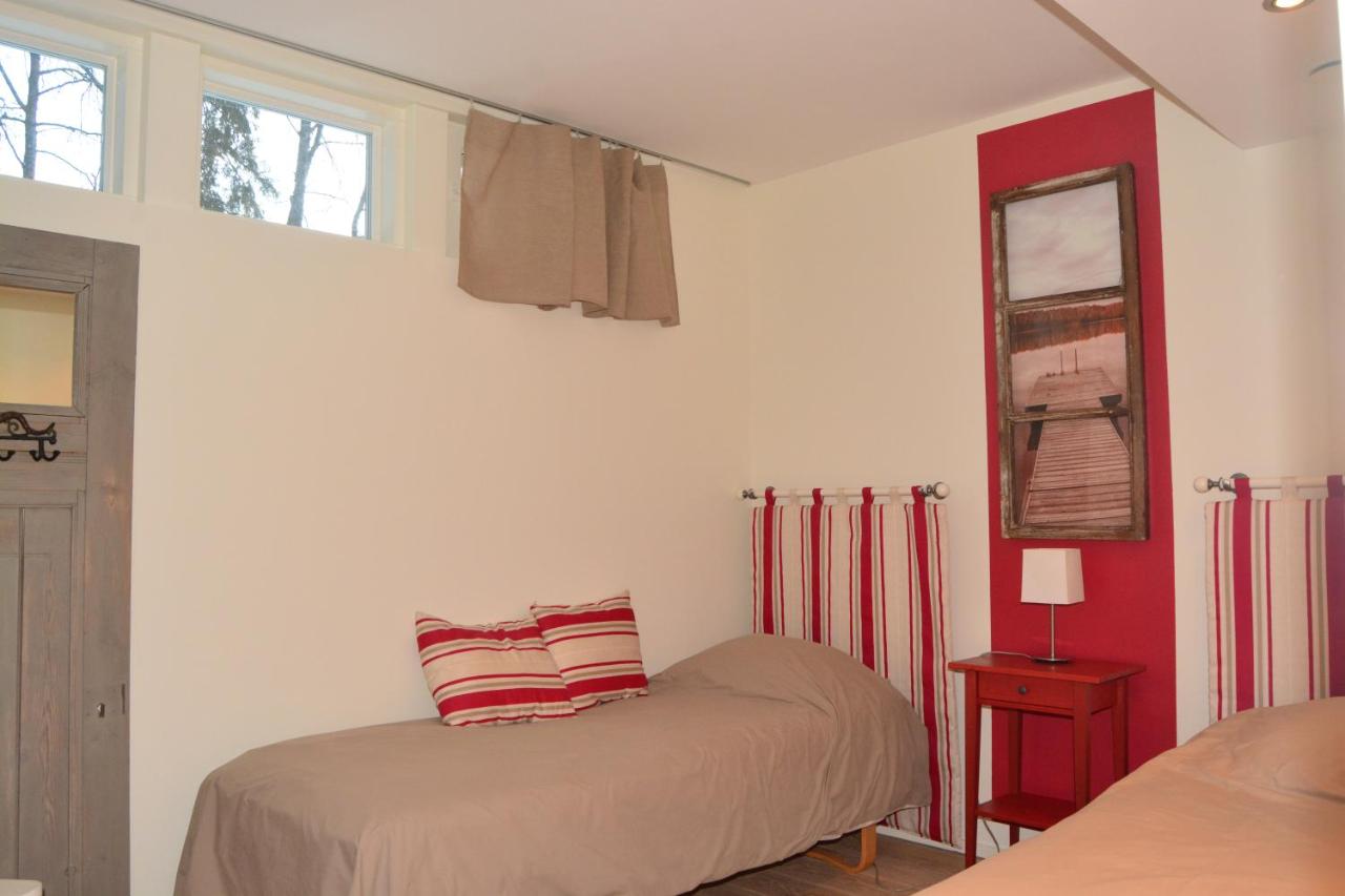 Tweepersoonskamer met 2 Aparte Bedden en Gedeeld Toilet
