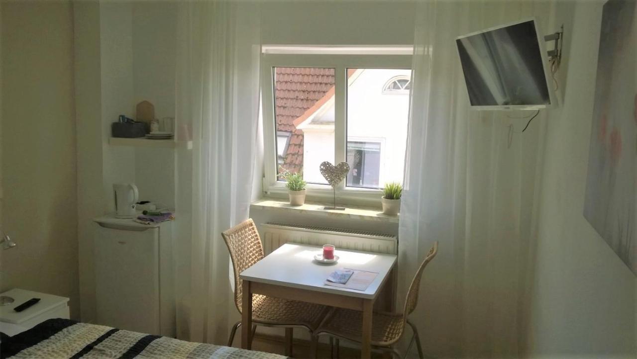 Zimmer mit Kingsize-Bett und Meerblick