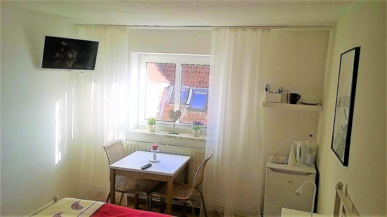 Zimmer mit Kingsize-Bett und Meerblick