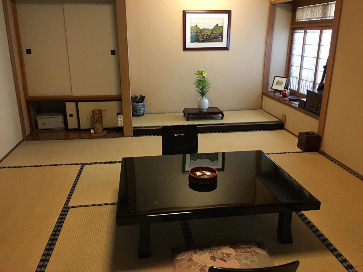 Zimmer im japanischen Stil mit Gemeinschaftsbad und eigenem WC