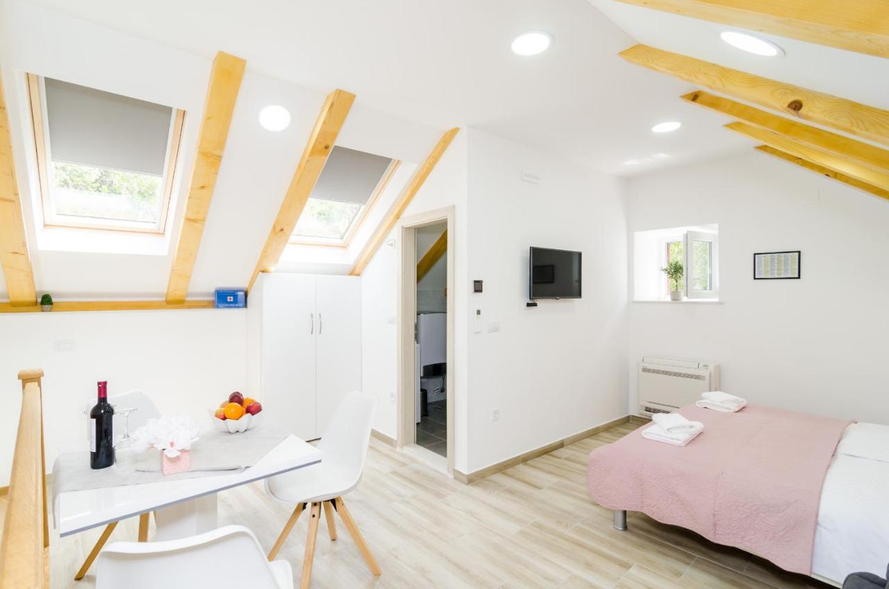 Studio Lit Queen-Size