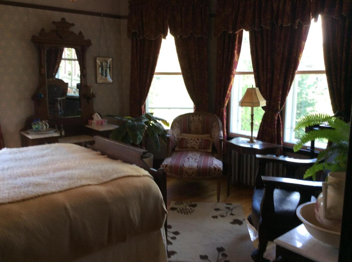 Deluxe Queen Room with Shower and Sink